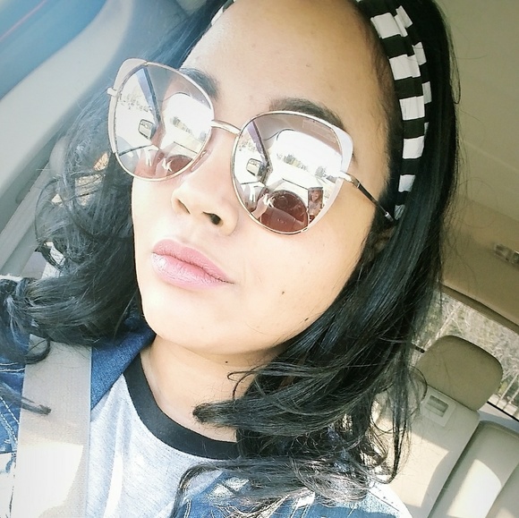 Meet your posher ,karina - Picture 4 of 4